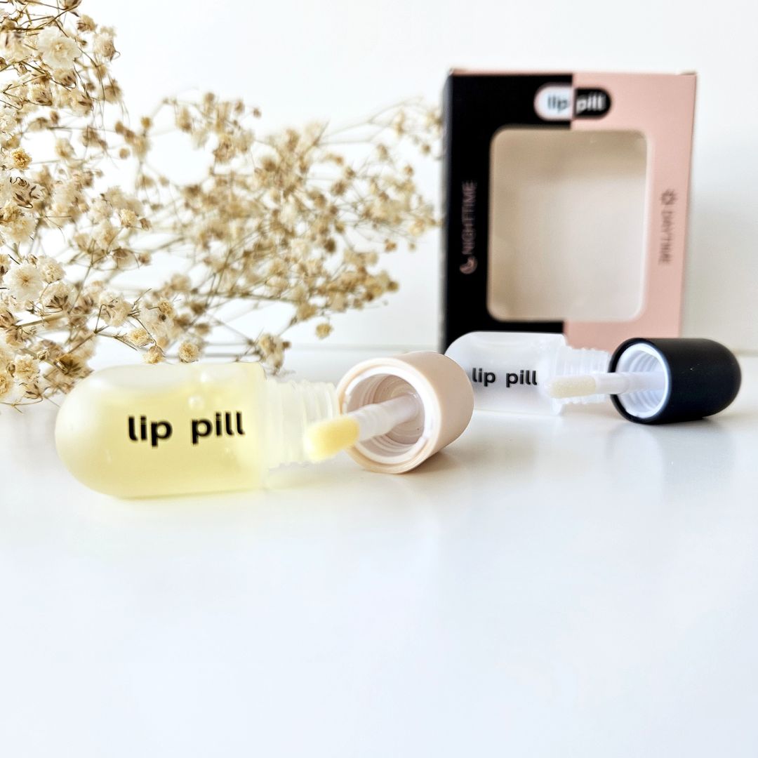 Lip Pill dve pilule za usne, otvorene da se vidi aplikator za nanosenje.
